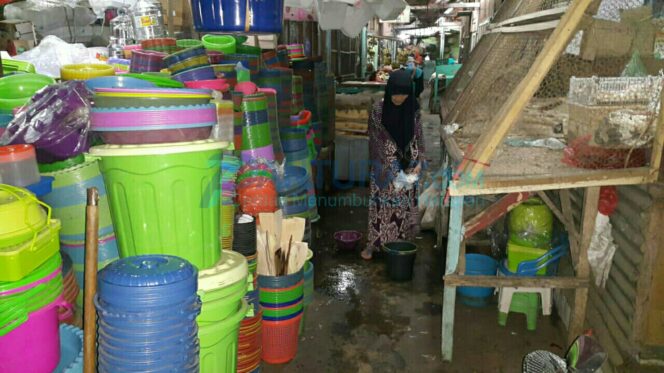 
					Bocor Saat Hujan, Pedagang Pasar Baru Resah