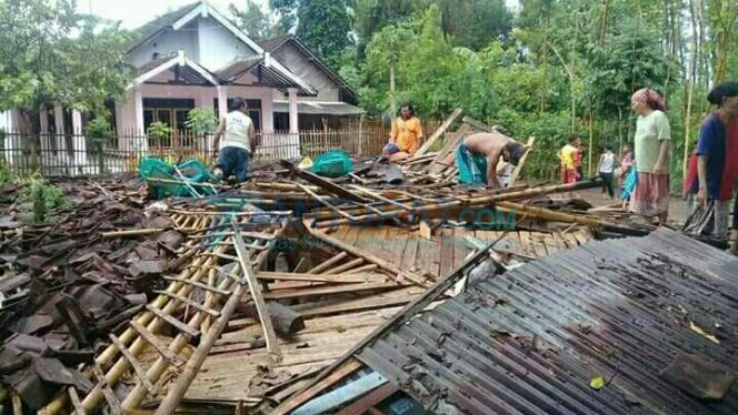 
					Puting Beliung Sapu 6 Desa di Krejengan