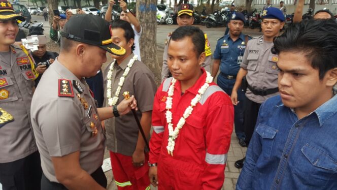 
					Selamatkan 7 ABK Tenggelam, 3 Nelayan KM Cahaya Abadi 201 Raih Penghargaan