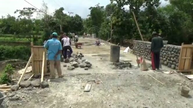 
					Jembatan Alternatif Ambrol, Pembangunan Jembatan Utama Dikebut