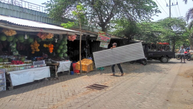 
					Musim Hujan Tiba, Pedagang Buah Kraksaan Berbenah