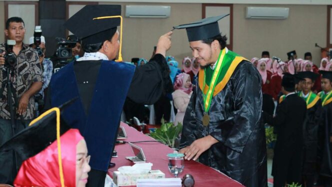 
					Kiai Mutawakkil Wisuda 406 Alumni INZAH-STIH Zainul Hasan