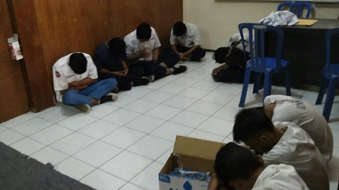 
					Nongkrong Saat Jam Sekolah, 12 Pelajar Diciduk Satpol PP