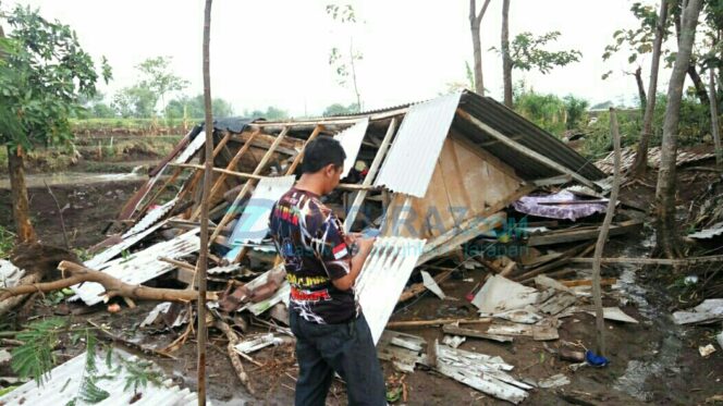 
					Rumah Tersapu Puting Beliung, Mantan TKW Mengungsi