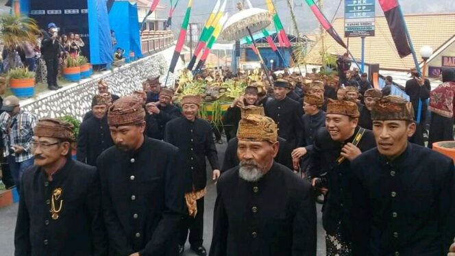 
					Suku Tengger Bromo Rayakan Tradisi Sakral Unan-unan
