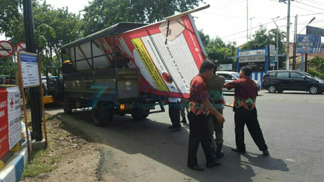 
					Bawaslu Tertibkan Puluhan APK Yang Langgar Aturan
