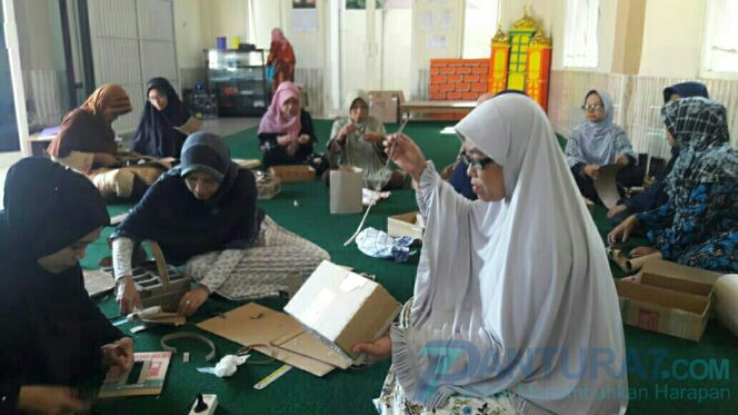 
					Emak-emak Janda di Bangil Olah Kardus Menjadi Kerajinan Cantik