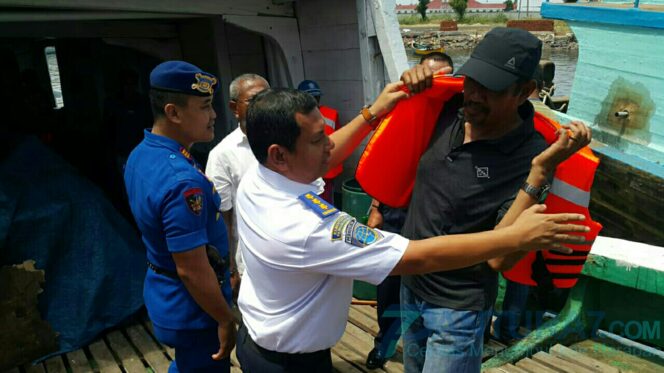 
					Ratusan Life Jacket Dibagikan Untuk Keselamatan Pelayaran