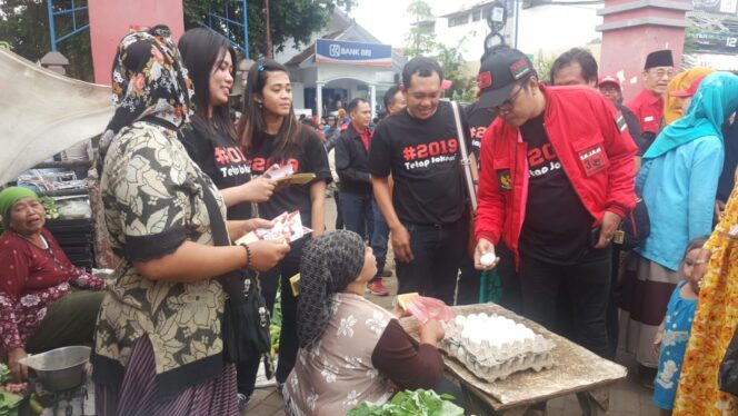 
					Blusukan ke Pasar, Politisi PDI-P Gandeng Sosialita