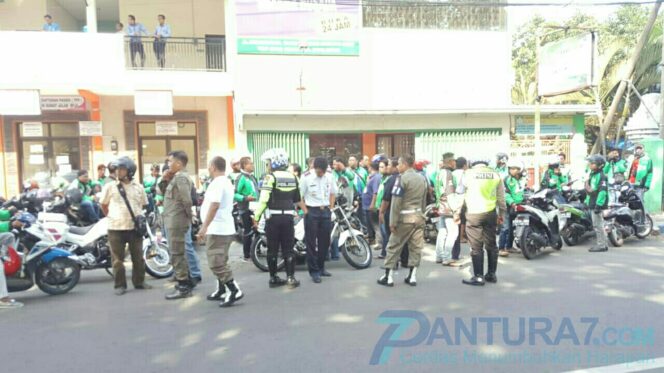 
					Kepergok Bawa Penumpang, Ojol Dihadang Sopir Angkot