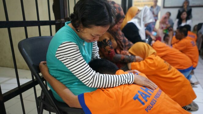 
					Hari Ibu, Tahanan Polresta Probolinggo Menangis