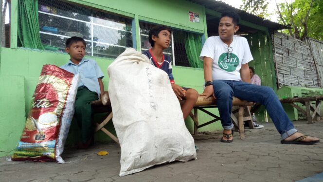 
					Bantu Ekonomi Keluarga, 2 Pelajar SD Ini Jadi Pemulung