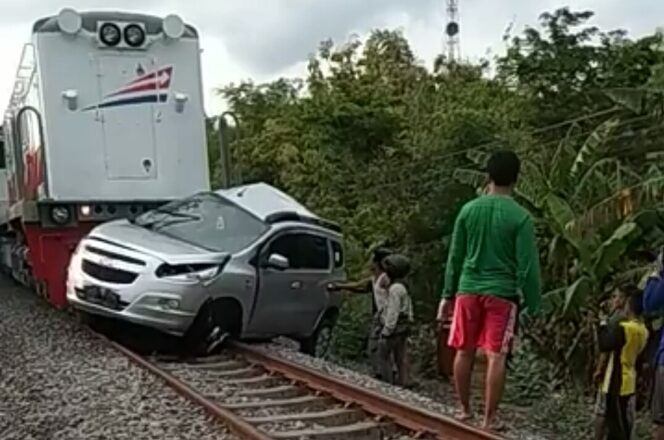 
					Minibus Rombongan Pesantren Disambar KA, 3 Korban Luka