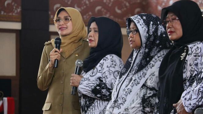 
					Melalui Dialog, Bupati Tantri Minta Guru Tingkatkan Mutu