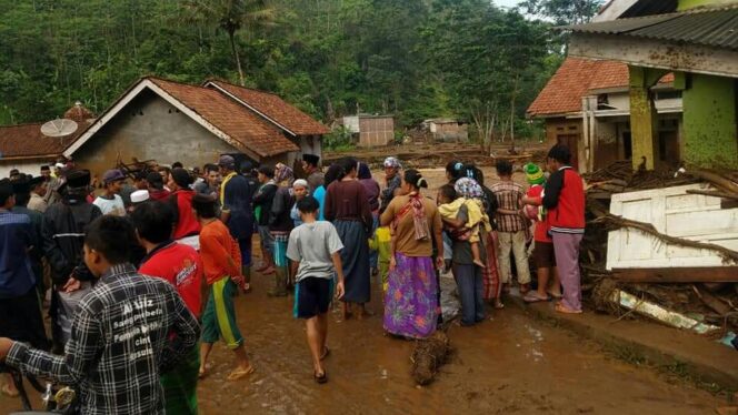 
					Banjir Bandang Hantam 2 Desa di Tiris