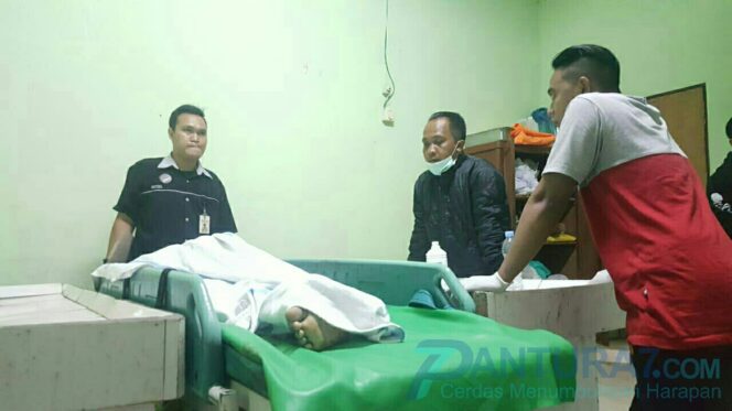 
					Motor Bonceng 3 Orang Hantam Panther, 1 Tewas