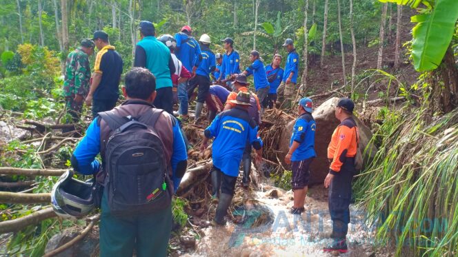
					Jalur Tertimbun Longsor, 566 KK di Tiris Terisolir
