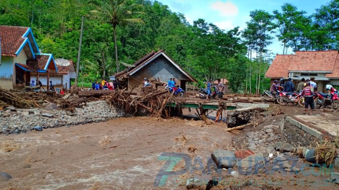 
					Banjir Bandang dan Longsor Tiris Tewaskan 2 Warga