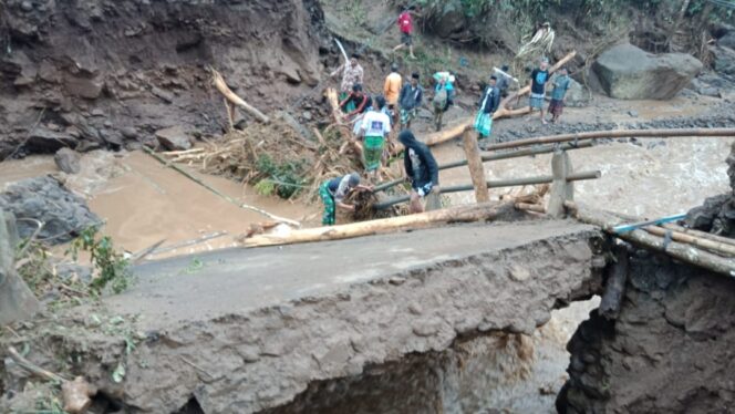 
					Imbas Banjir Bandang Tiris, 7 Jembatan Hancur