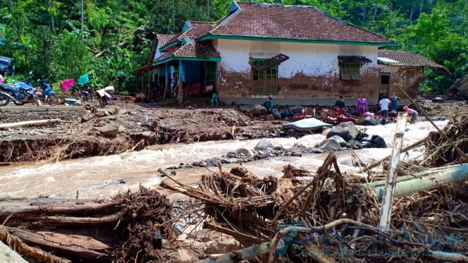 
					Dua Pekan Pasca Bencana, 6 KK di Tiris Masih Mengungsi