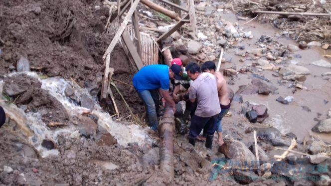 
					Korban Banjir Bandang Tiris Krisis Air Bersih