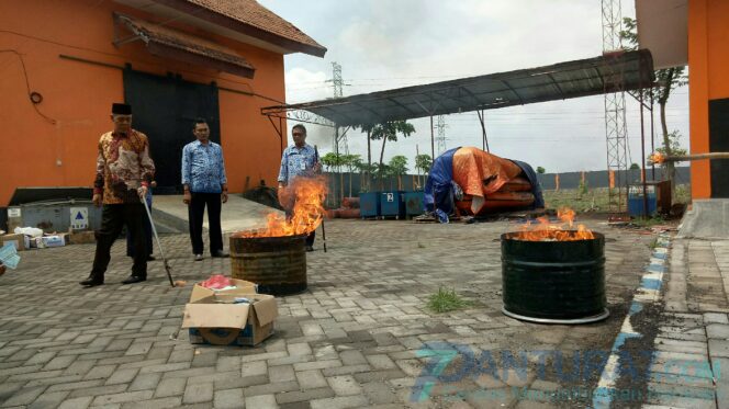 
					Ribuan KTP Invalid Dimusnahkan