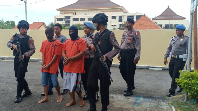 
					Embat HP di Sekolah, PNS Ditahan