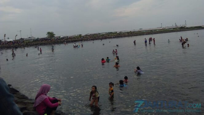 
					Tak Takut Tsunami di Luar Kota, Warga Padati Pantai Mayangan untuk Mandi di Laut