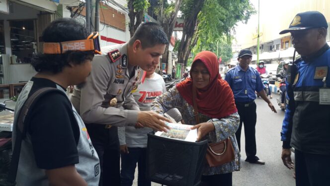 
					Peringati HPN, Wartawan-Polisi Berbagi Nasi