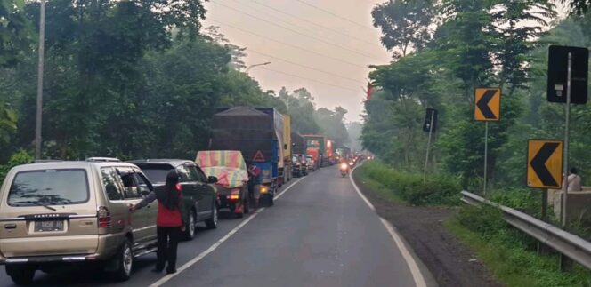 
					Kontainer Terguling, Jalur Probolinggo-Lumajang Lumpuh