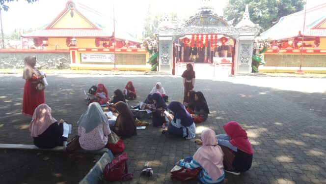 
					Belajar di Klenteng, Siswi SMP Islam Praktikkan Toleransi
