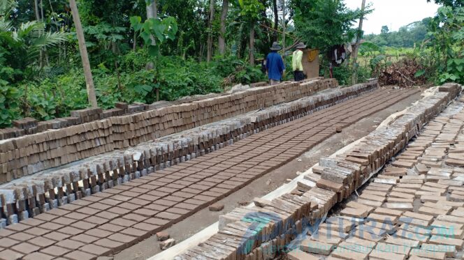 
					Musim Hujan, Perajin Batu Bata Lesu