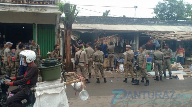 
					Picu Macet, Lapak Pedagang Pasar Semampir Dibongkar