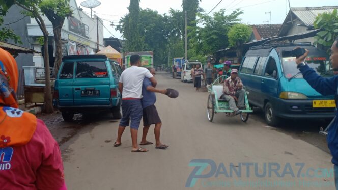 
					Akan Dipindah, Pedagang Semampir Ngamuk Bakar Banner