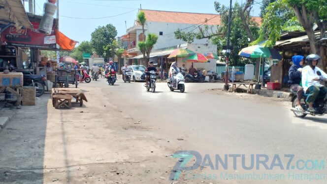 
					Pedagang-Disperindag Saling Ngotot Soal Pasar Semampir