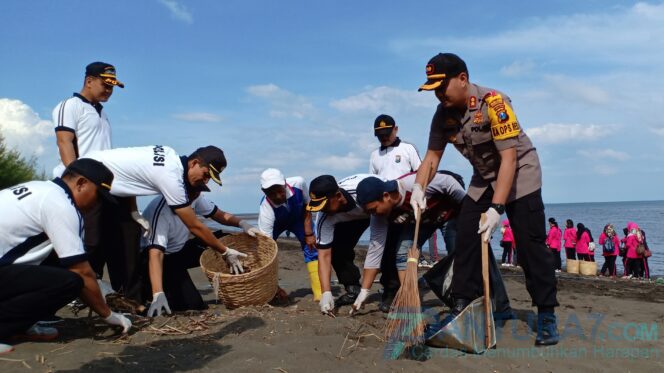 
					Jurnalis-Polisi Kompak Bersih-Bersih Pantai Duta
