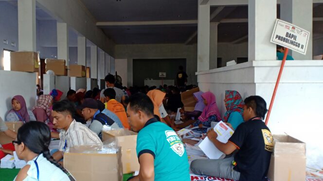 
					KPU Kerahkan 245 Pekerja Lipat Surat Suara