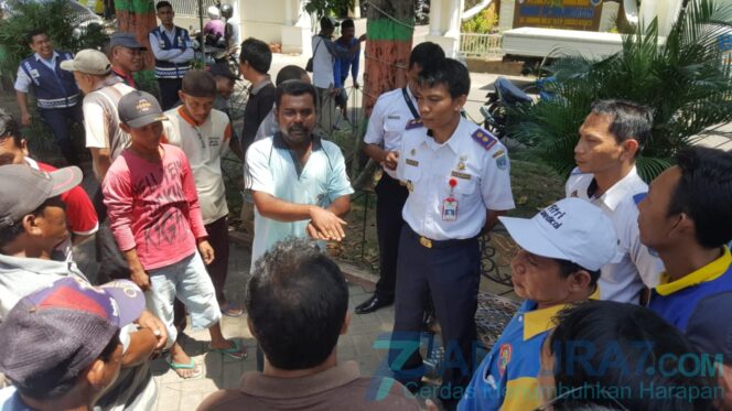 
					Ngeluruk Dishub, Angkot Anggap Perwali Larangan Ojol ‘Mandul’