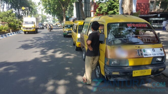 
					Sopir Angkot Aksi, Penumpang Sempat Telantar