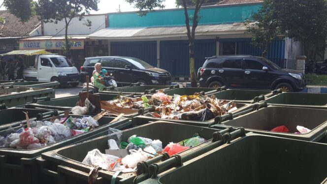 
					Sampah Serbu Aloon-Aloon, PKL Mengeluh