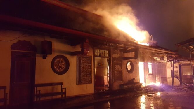 
					Klenteng Terbakar, Sejumlah Patung Dewa Diselamatkan