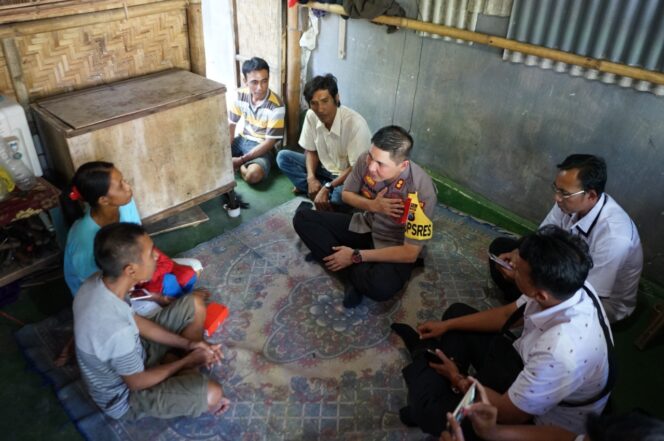 
					Dibebaskan, Penemu HP Yang Ditahan Tersenyum