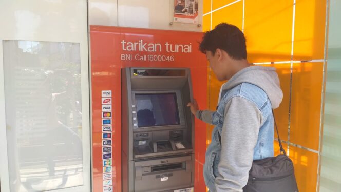
					Dua Orang Bobol ATM Samping Eratex, Rp 20 Juta Hampir Raib