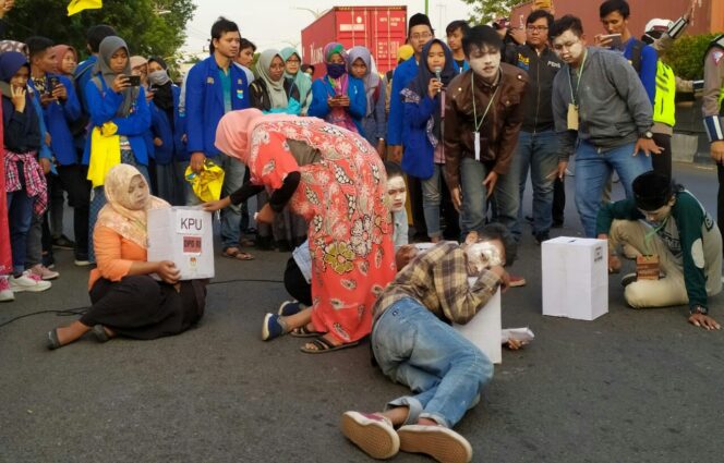 
					Peduli Demokrasi, PMII Pasuruan Turun Jalan