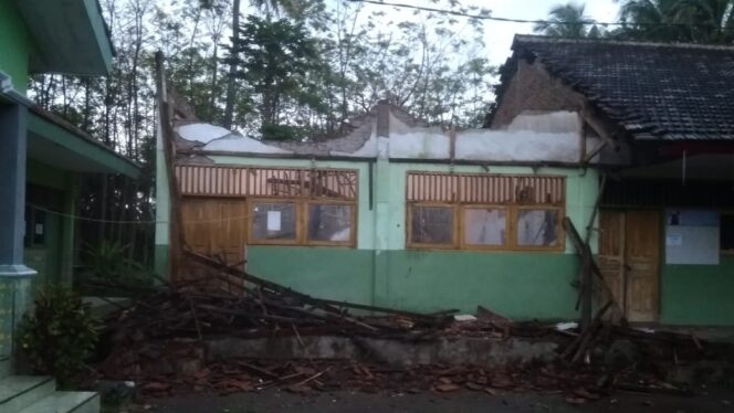 
					Kondisi gedung sekolah setelah atapnya roboh. (Foto : BPBD Kabupaten Probolinggo for P7.com)