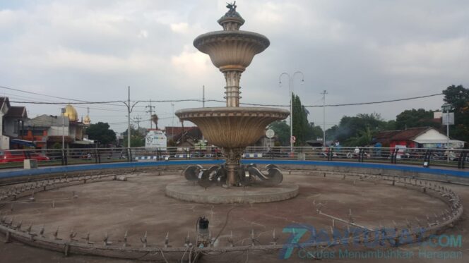 
					Air Mancur Bundaran Glaser Mati, Dikeluhkan Warga