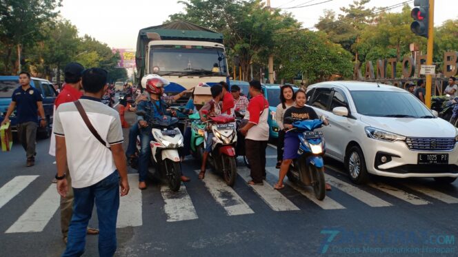 
					Pesan Damai Melalui Takjil dan Jaranan Tengger