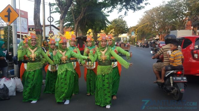 
					Sambil Menari Bagi Takjil di Pinggir Jalan