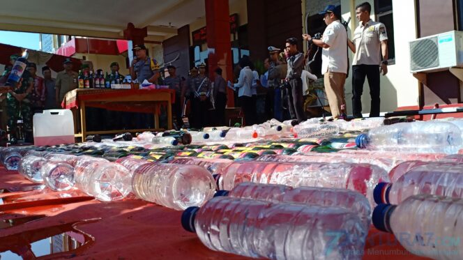 
					Ribuan Botol Miras-Pil Ilegal Dimusnahkan