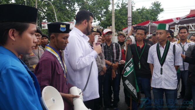 
					Mahasiwa ‘Luruk’ Kantor Walikota, Ada Apa?